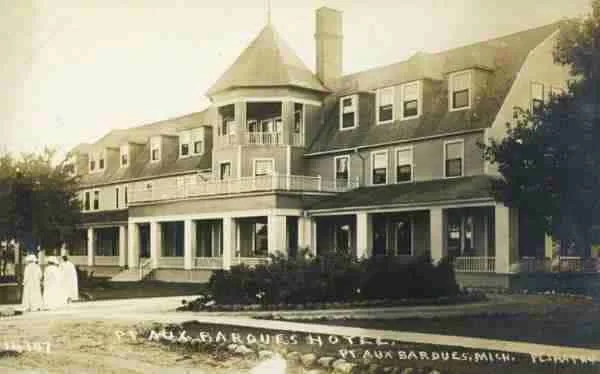 Pointe-Aux-Barques-Hotel-Postcard