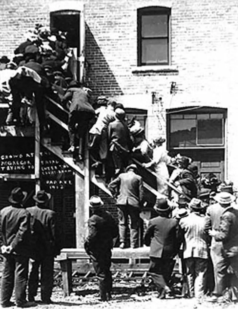 Crowds at Bad Axe Court House