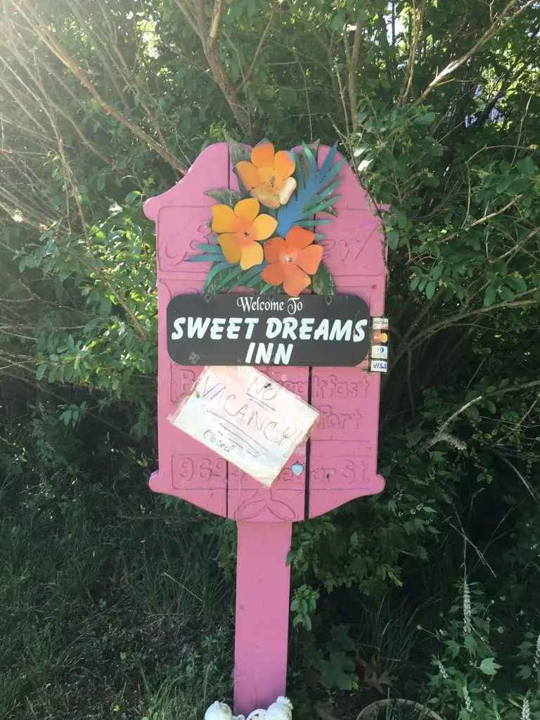 Sweet Dreams Inn Sign