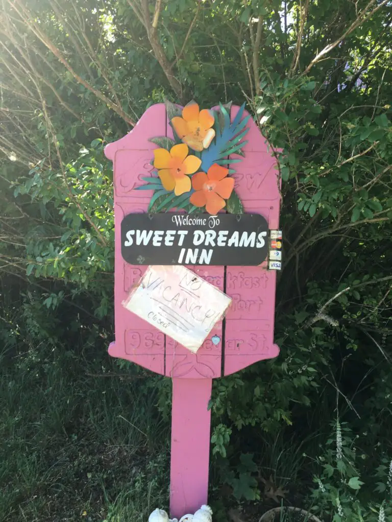 Sweet Dreams Inn Sign