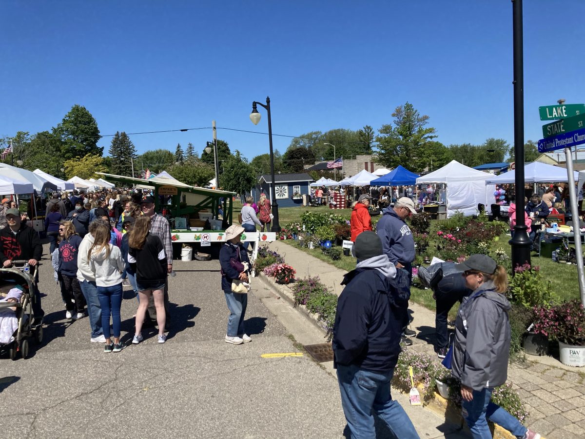 Big Crowds Explore Port Austin Farmers Market • Thumbwind