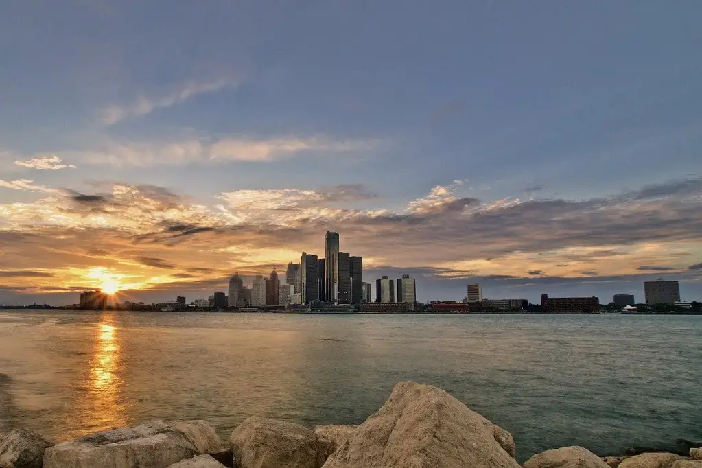 Detroit Skyline From Windsor Canada - Michigan Travel Guide