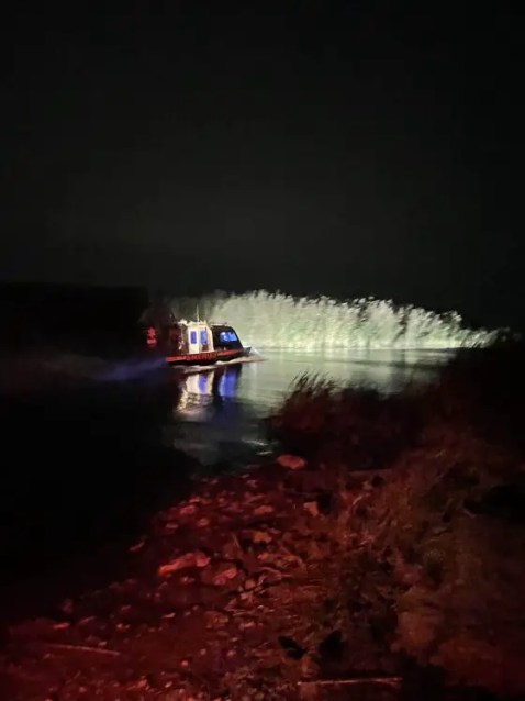 Airboat Underway - Ice fishermen stranded