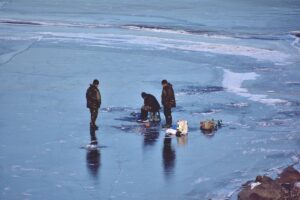 ice fishermen stranded