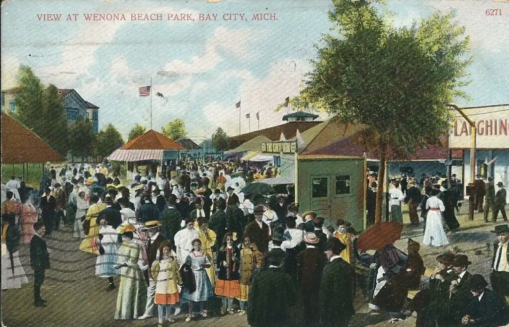 The crowds at Wenona Beach