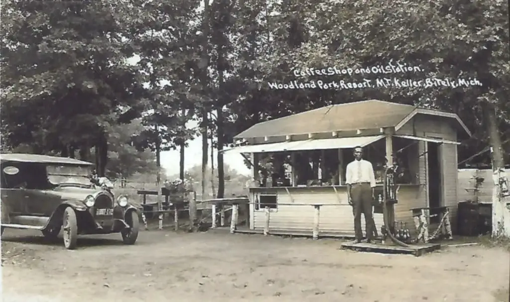 Coffee Shop and Gas Station at Woodland Park - Vintage Postcards of Michigan