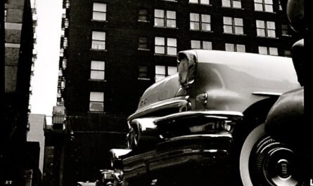 a row of cars parked in front of a building