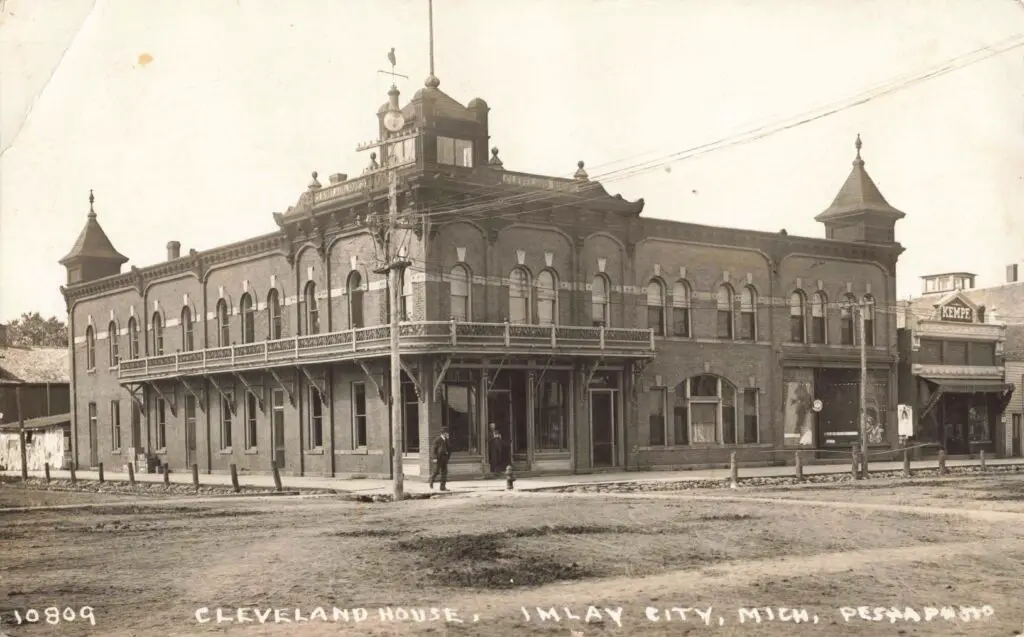 a black and white photo of a building
