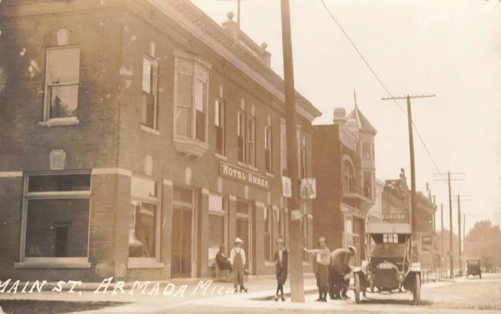 Hotel Ember: Corner hotel that anchored evenings during the fair.