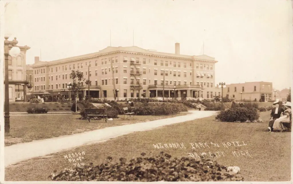 Shoppers and pedestrians on a busy Bay City block near the river.