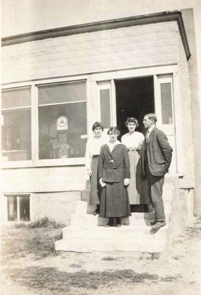 The telephone exchange staff in Holt 1918