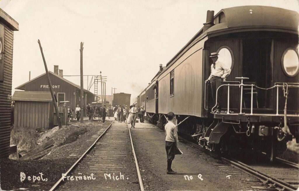 Passengers gather near the Fremont depot as a train prepares for departure. The railroad served as the town’s primary link to outside markets and travel routes in the early 1900s.