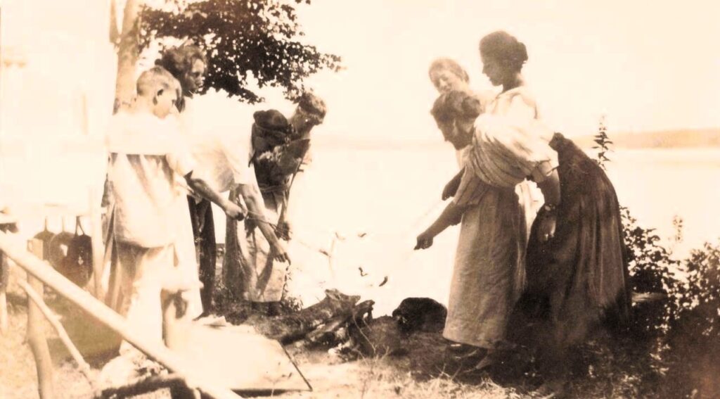 Wienie wurst roast, Indian Lake, Aug. 1916.