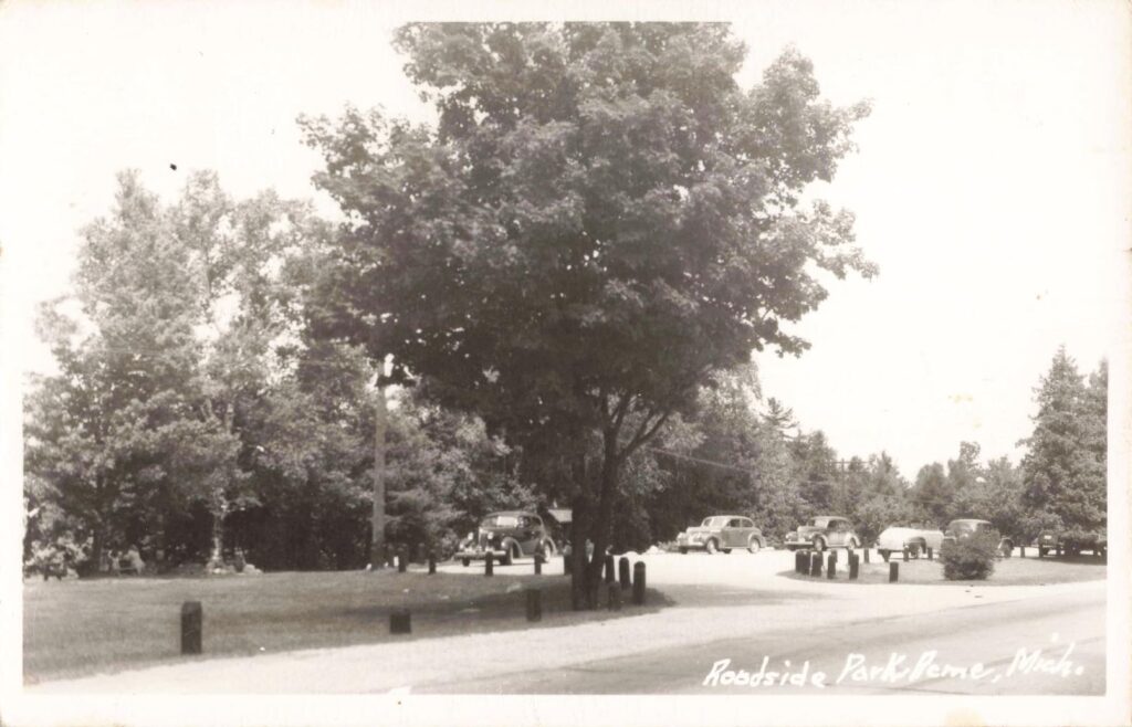 Parked cars and shaded grounds point to Acme’s role in the early auto-travel era.