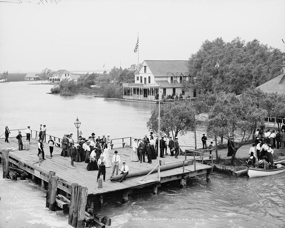 A crowded resort landing shows how excursion steamers brought mass tourism to a district with few ordinary roads. Detroit Publishing Company photograph collection (Library of Congress)