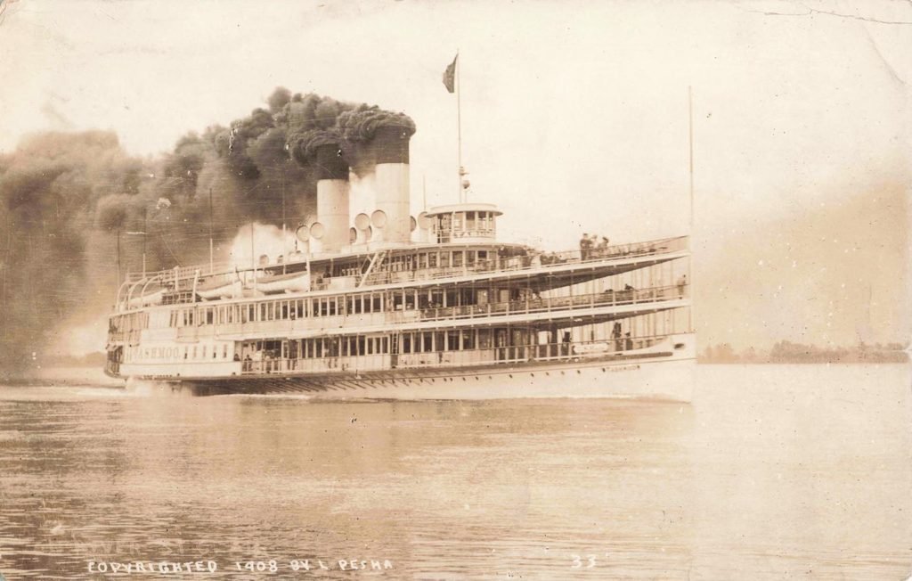 The side-wheel steamer Tashmoo carried excursion crowds through the Flats in 1913, linking Detroit, Harsens Island and Port Huron.